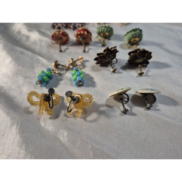 Vintage Lot Of 8 Pairs Of Screwback Earrings - Picture 9 of 11